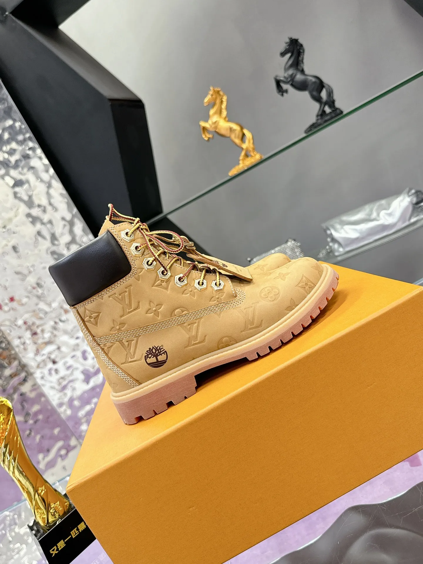 Factory price: 760💰 (Couple model) LV x Timberland Timberland joint model Presbyopia Rhubarb boots Ankle boots Short boots LV x Timberland ankle boots are made of Monogram embossed waterproof nubuck cow leather, relying on the brand's exquisite craftsmanship to carefully reshape the classic Timberland 6-inch boot shape in Italy, making an eye-catching appearance with American workwear style Men's men's shoes 💰Monogram created by harrell Williams The embossed tongue, original Timberland laces and outsole are exquisite details, and the leather label expresses the cooperation logo. Exquisite packaging at the delivery counter🛍📦 ▪️Material: Original custom imported first-layer cowhide ▪️Inner lining: Original custom leather lining ▪️Outsole: Original open-molded anti-slip rubber material ▪️Sole thickness: 3.5CM ▪️Size: Women's 35-40 ▪️Size: Men's size 39-44, customized 45, 46